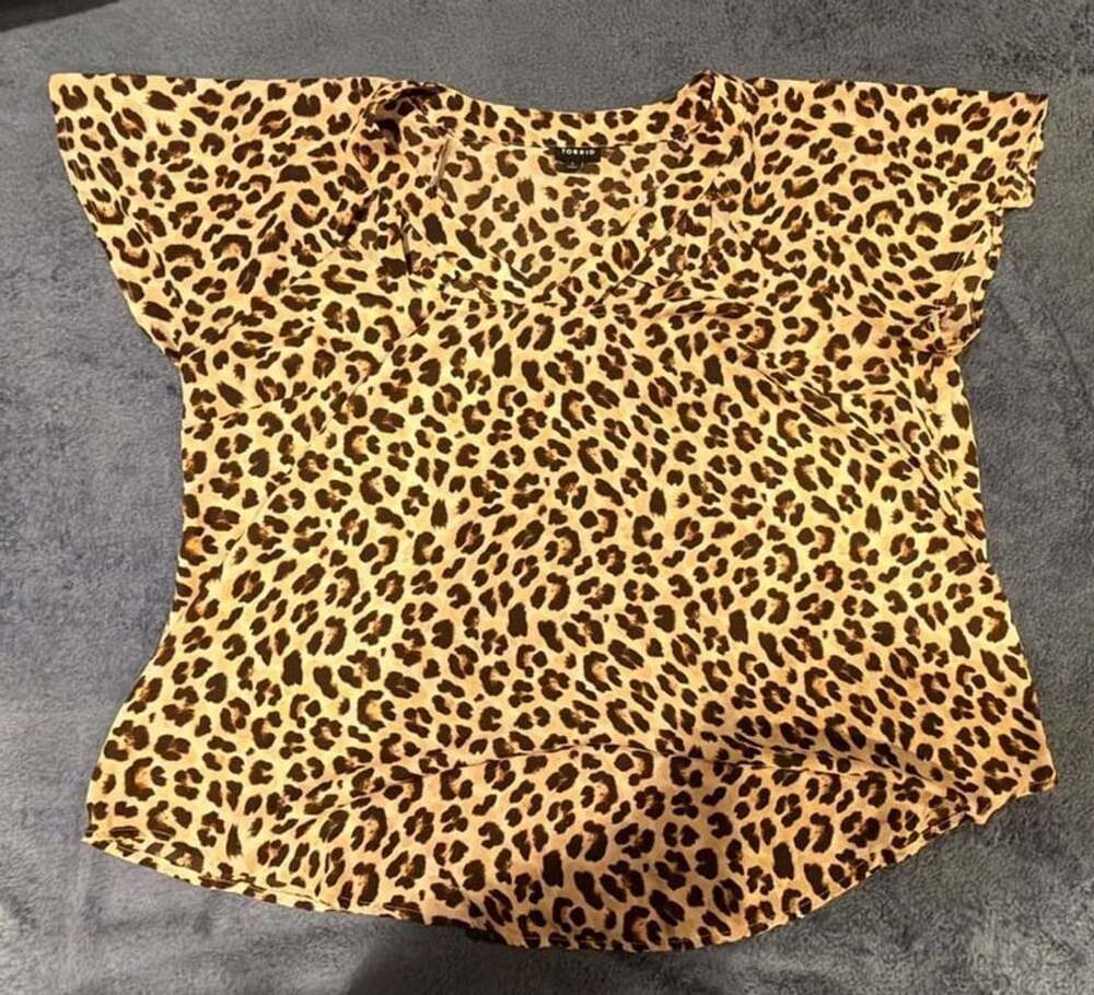 Torrid Leopard Print Short Sleeve V-Neck Blouse Size 1